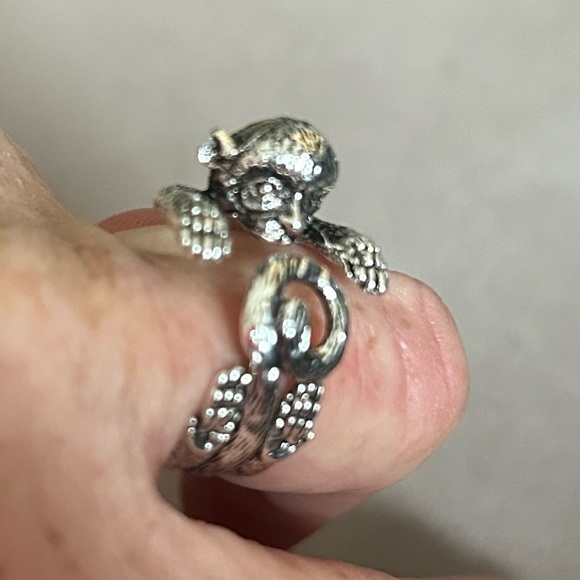 Adjustable monkey ring, Silvertone - Picture 6 of 6
